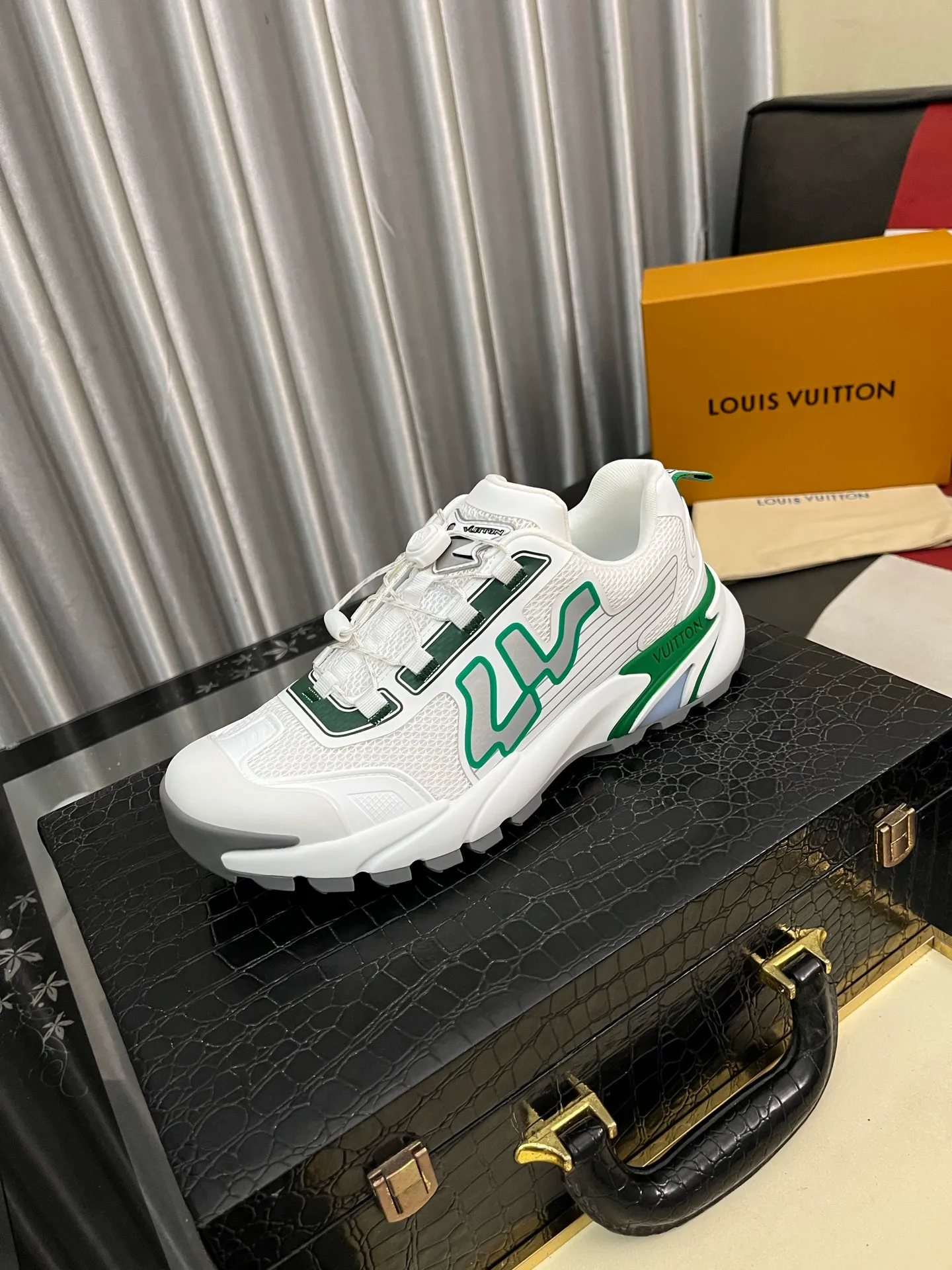 Men's shoes 💰780⌚️⌚️Top version [LOUIS VUITTON] Couple 🧑‍🤝‍🧑 Craftsman style Counter series (original order) New style 🍀LV Louis Vuitton - Top version LV classic high-top trendy shoes! Made of imported original craft calfskin, original breathable lining, and original wear-resistant, lightweight, high-end TPU outsole! High quality products! Code number: 36-457️⃣Colors available
